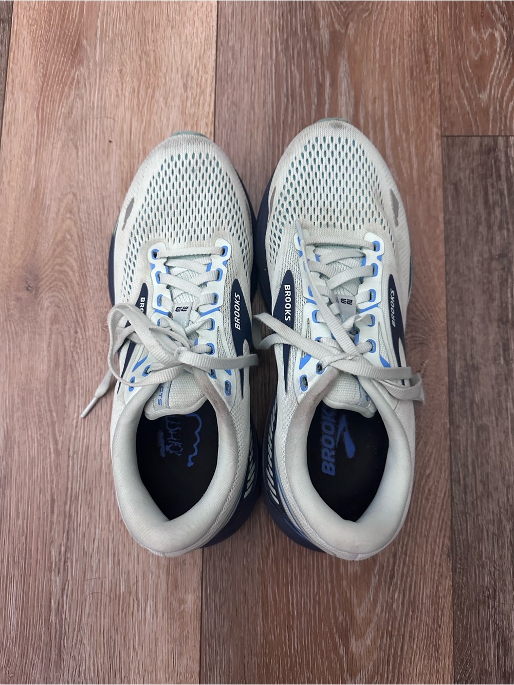 Brooks Men’s Cream Running Shoes with Blue Accents